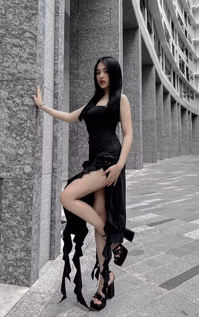 "Đối với mình, món quà quý giá nhất sau khi giảm cân thành công là tìm lại được chính mình, biết yêu và chăm chút cho bản thân hơn. Mình cũng nhận được nhiều cơ hội tốt trong công việc và cuộc sống", Trúc Lâm chia sẻ.