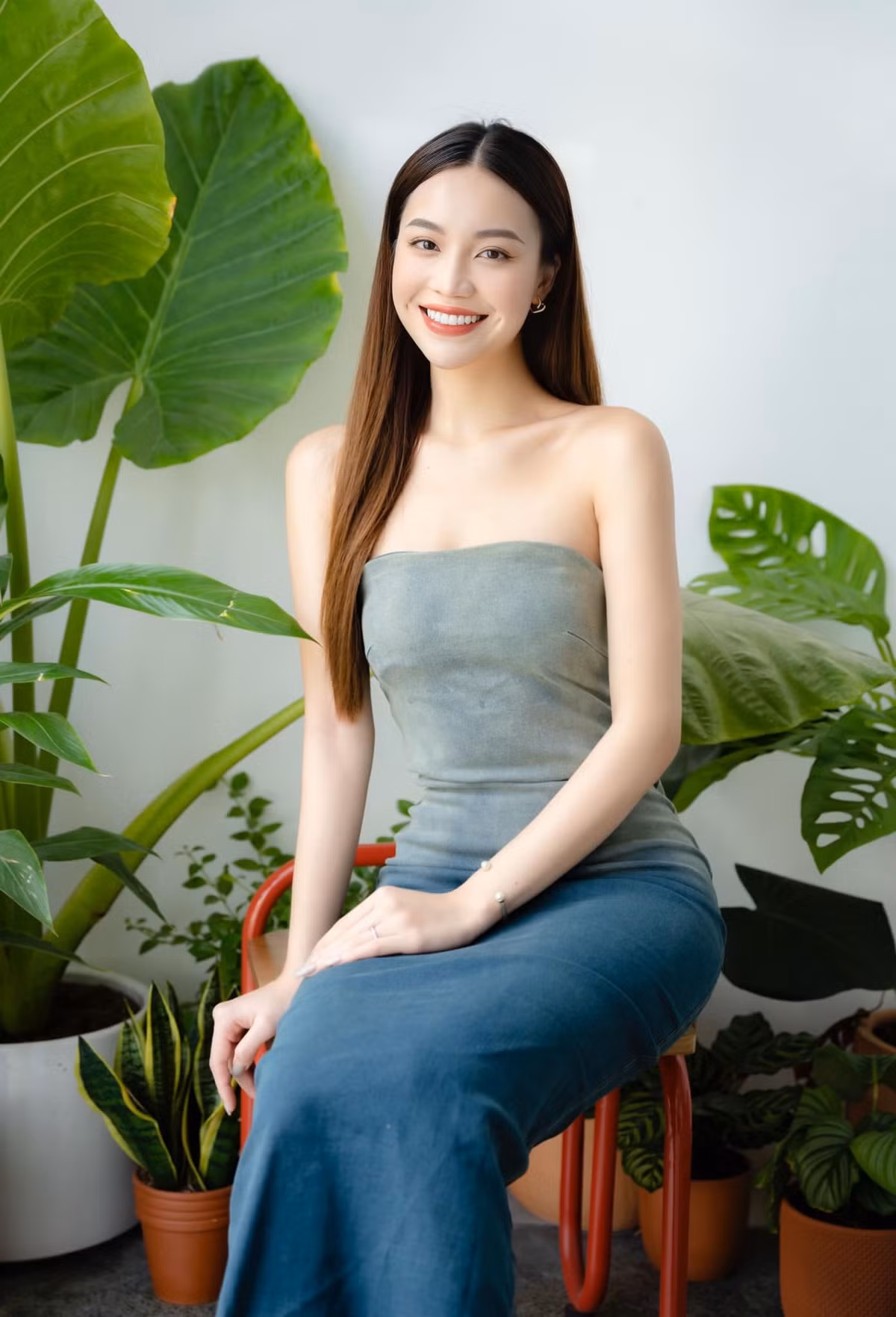 Lần trở lại này, Thùy Vi đang là cái tên nhận được nhiều sự quan tâm, đánh giá cao của người hâm mộ. Cô cao 1m73, vóc dáng thon gọn và sở hữu số đo 3 vòng lần lượt là 82-63-94 (cm).