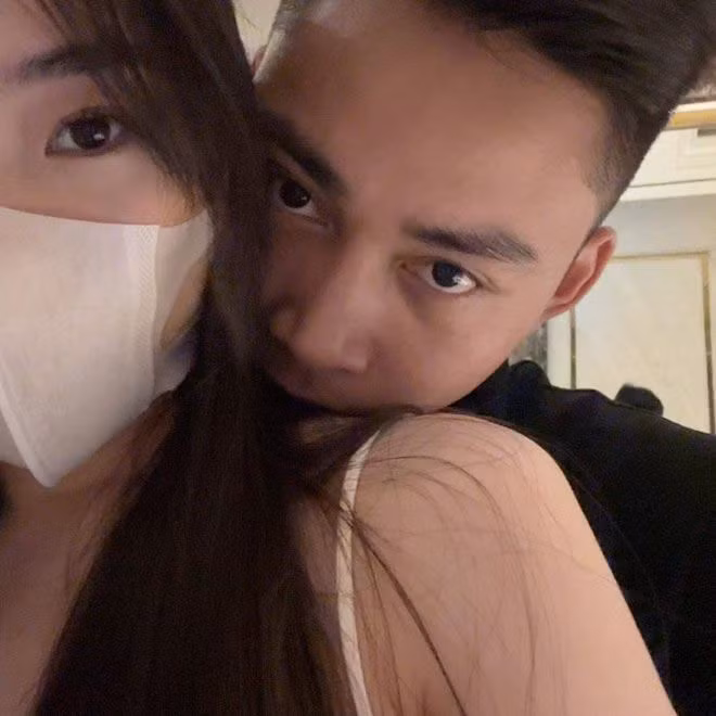 Mới đây, Hồ Tuấn Tài gây xôn xao dân mạng khi công khai bạn gái xinh như hot girl trên trang cá nhân. Anh chàng khoe loạt ảnh xinh đẹp của bạn gái kèm theo những khoảnh khắc tình cảm, thân mật của hai người.