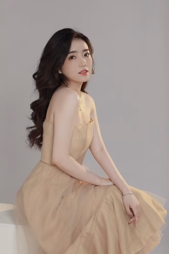 Bạn gái Hồ Tuấn Tài là Nguyễn Thu Trang, cùng quê Nghệ An với chàng cầu thủ. Cô nàng gây ấn tượng với nhan sắc xinh xắn, gương mặt hài hòa, đường nét nhỏ nhắn. Dân mạng gọi bạn gái Tuấn Tài là “nàng thơ xinh như mộng”.