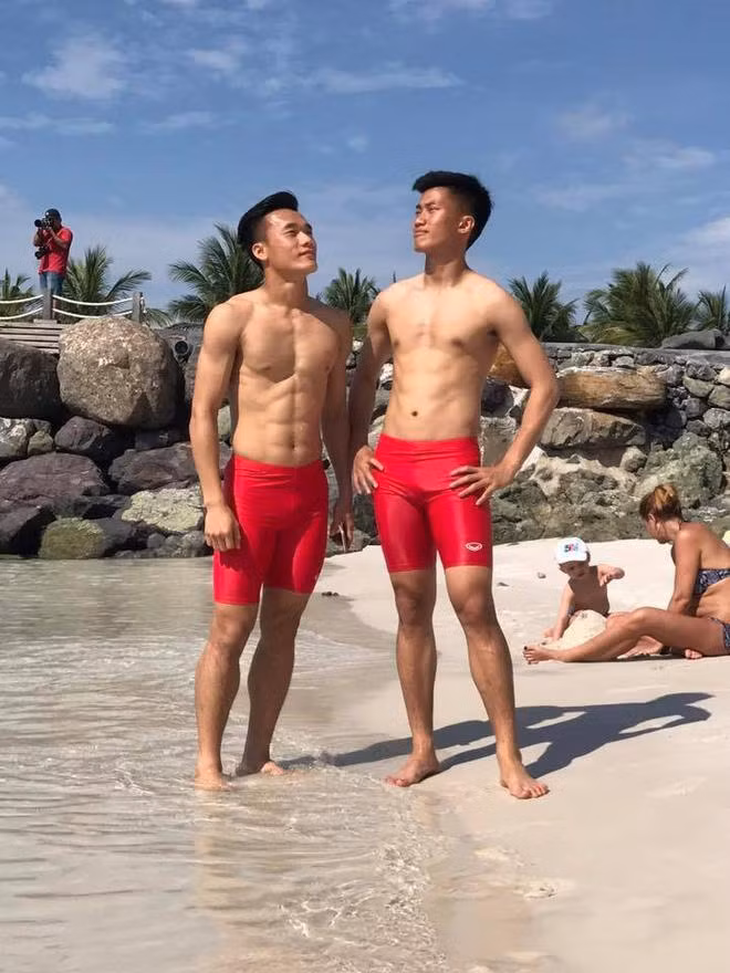 Trong ảnh là Bùi Tiến Dũng đang đọ cơ bắp cùng đồng đội tại U23 Việt Nam.