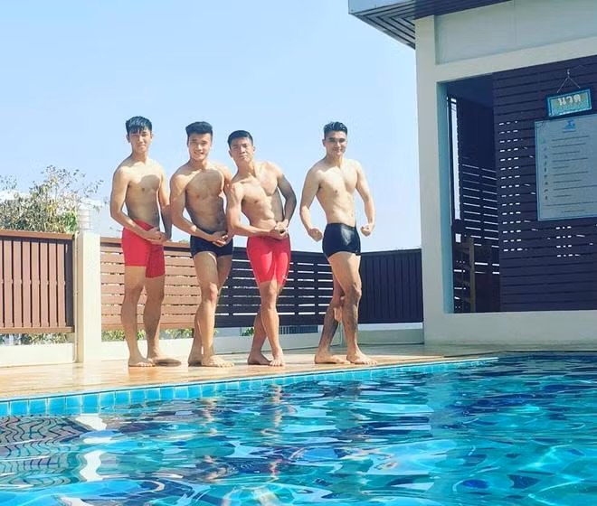 Khi còn tập trung thi đấu cho U23 Việt Nam, không ít lần Bùi Tiến Dũng khoe múi sầu riêng của mình.