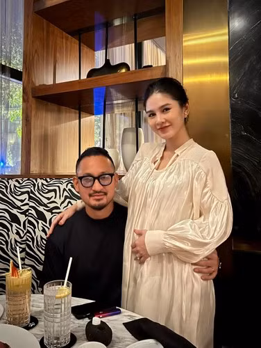 Dù bận bịu nhiều công việc nhưng chồng MC Thu Hoài luôn hết mực yêu chiều, quan tâm đến bà xã và con trai