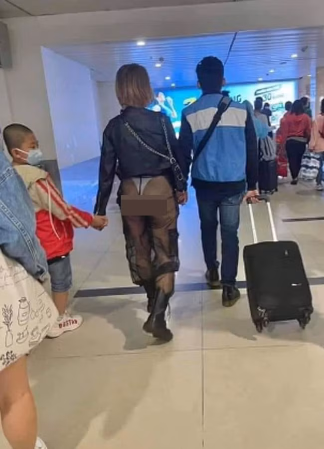Quần xuyên thấu, hở nội y khiến bà mẹ trẻ bị chỉ trích vì lối khoe dáng phản cảm nơi công cộng.