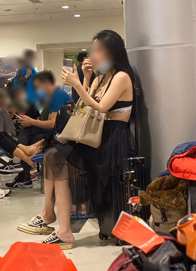 Cách đây chưa lâu, trên mạng xã hội nhiều thành viên liên tục chia sẻ bức ảnh được ghi lại tại sân bay Tân Sơn Nhất - TP HCM khi một cô gái thu hút sự chú ý của những người xung quanh vì lối ăn mặc phản cảm. Trong ảnh, thay vì thời trang bình thường, nữ chính lại chơi trội với chiếc chân váy và đặc biệt phần trên là chiếc áo cũn cỡn chẳng khác gì đồ lót.