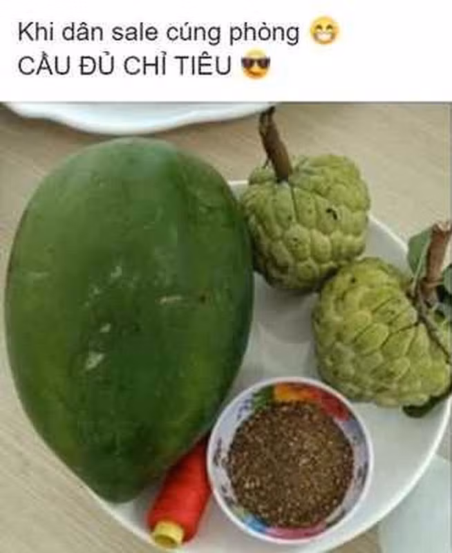 Có 3 mâm ngũ quả gây “chấn động” cõi mạng vì thông điệp ẩn ý vừa sáng tạo, vừa oái oăm như sau.