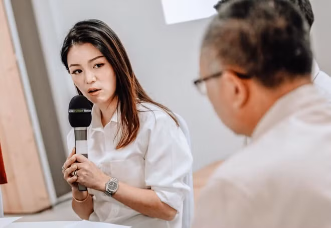 Gạt đi mọi sự hoài nghi về năng lực, nữ quan chức xinh đẹp sinh năm 1984 thể hiện bản thân và những quyết định hết sức đứng đắn của mình để đưa bóng đá Thái Lan lên đỉnh của sân chơi cấp đội khu vực.