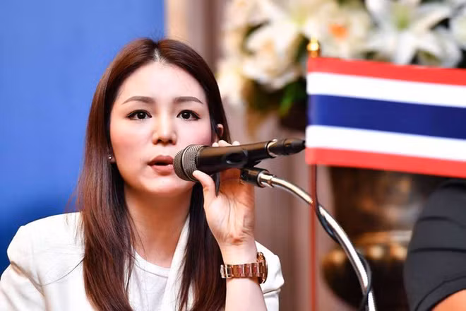 Watanya Wongopasi từng gây chú ý trên cương vị nữ trưởng đoàn bóng đá Thái Lan và cùng các cầu thủ 22 xứ Chùa Vàng bảo vệ thành công tấm HCV tại SEA Games năm 2017. Bóng hồng trên cỏ xanh này gây ấn tượng với nhiều người nhờ gương mặt dễ mến nhưng lại vô cùng đanh thép.