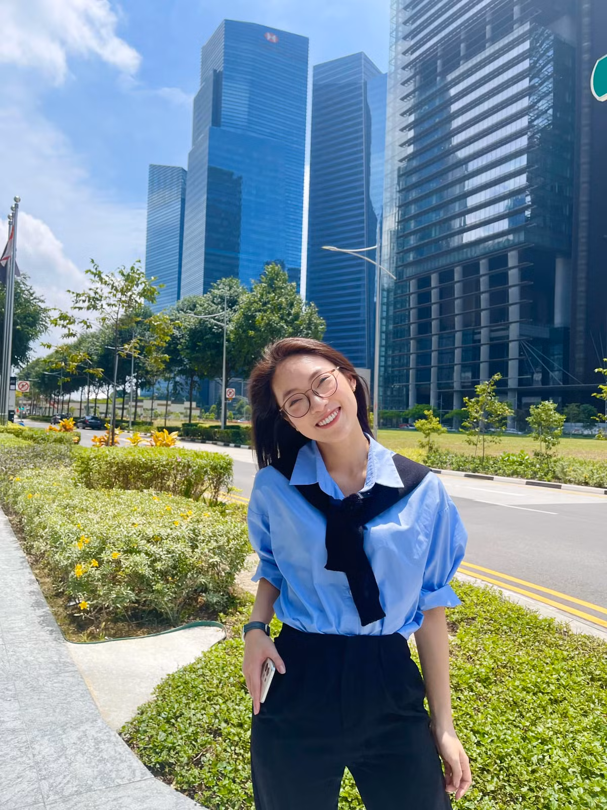 Chính sự chuyên nghiệp đã tạo cho Khánh Vy nhiều cơ hội để tiếp xúc với những cơ hội công việc tốt hơn. Điển hình như cách đây chưa lâu, cô nàng từng xuất hiện tại Singapore trong vai trò một diễn giả tại sự kiện của công ty Meta (Facebook).