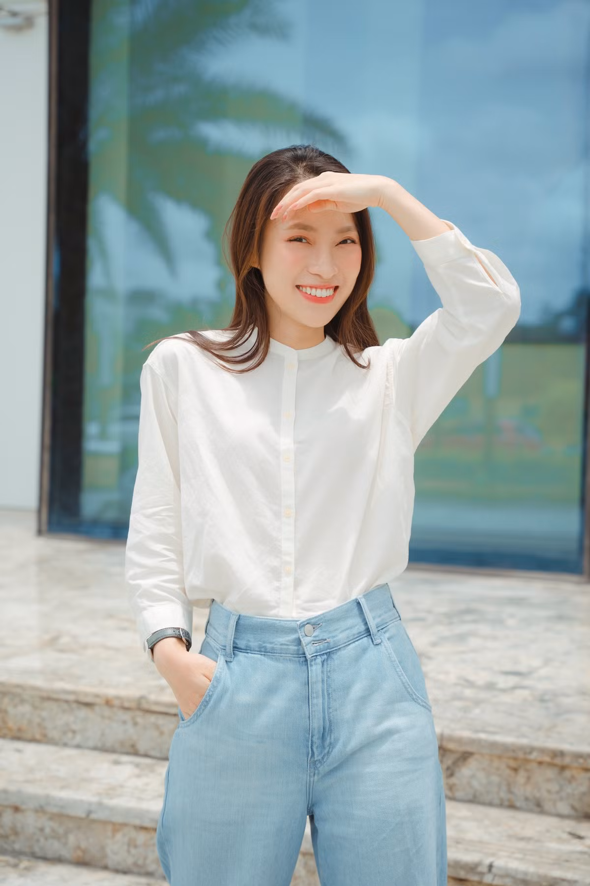Trên kênh Youtube cá nhân, ngoài việc truyền đạt cách học tiếng Anh hiệu quả (Vy Vocab), Khánh Vy còn tạo thêm những màu sắc mới cho kênh bằng những clip hết sức gần gũi như công việc (Vyjob), cuộc sống hay những nhân vật nổi tiếng mà cô nàng có dịp tiếp xúc (Vylog). Ảnh sử dụng trong bài: FBNV