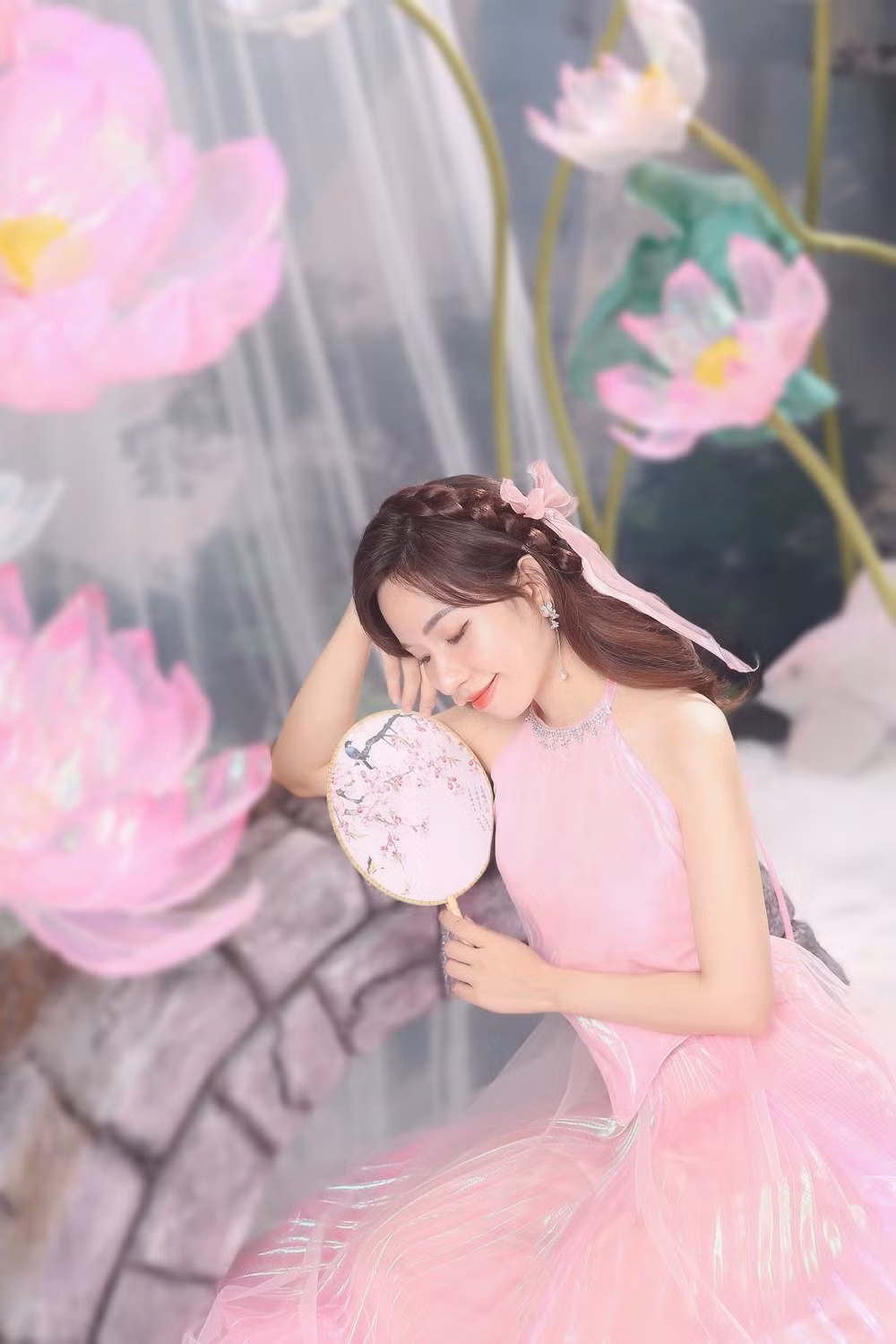 Mivi Diễm Anh chia sẻ: “Vào dịp Tết Trung Thu năm nay, mình dành thời gian thưởng thức bánh nướng bánh dẻo cùng gia đình trò chuyện trao đổi về nhiều điều trong cuộc sống. Như vậy thôi, Mivi cũng cảm thấy bình yên, hạnh phúc, hòa chung với không khí Tết đoàn viên của Trung Thu truyền thống”.