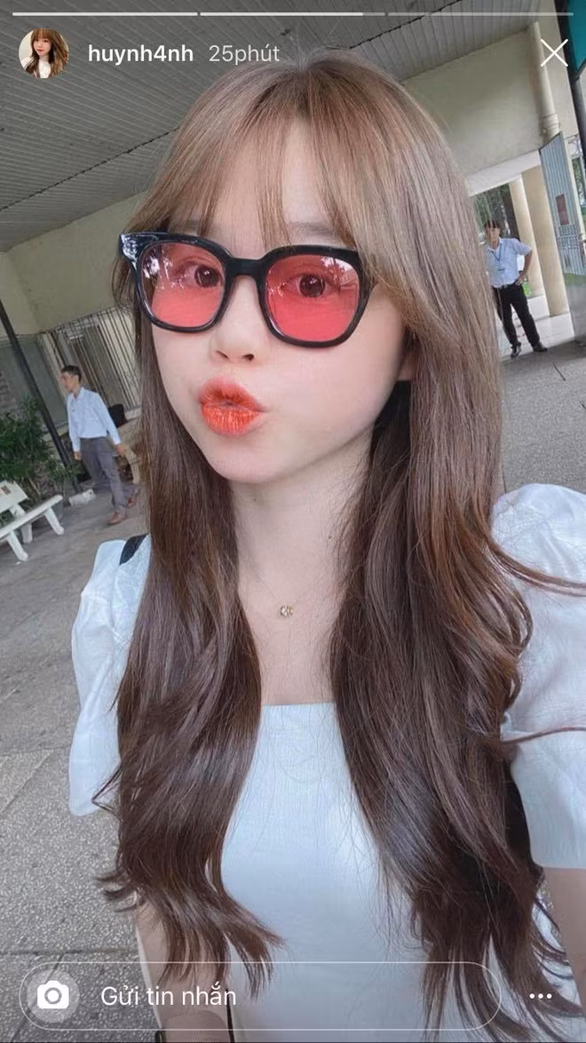 Huỳnh Anh thường chọn những bộ váy khá bánh bèo, đôi khi còn bị nhận xét chững chạc hơn so với tuổi.