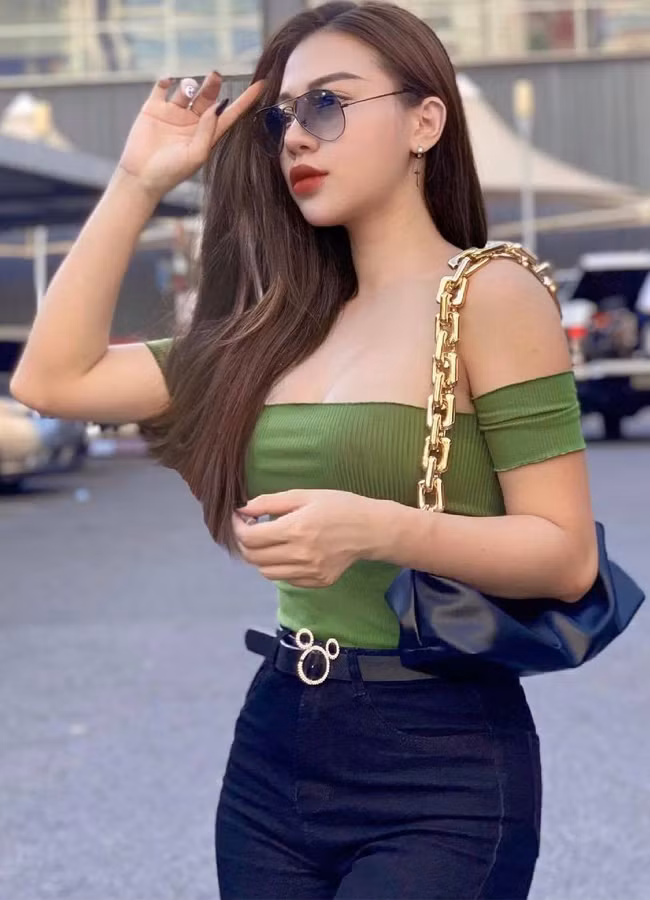 Tuy nhiên, Huyền Dior từng chia sẻ: “Tôi tự ti khi mặc đồ bó sát. Đặc biệt là bị nhiều người châm chọc là “trước sau như một”, hay “màn hình phẳng” vì vòng 1 và vòng 3 rất nhỏ”.