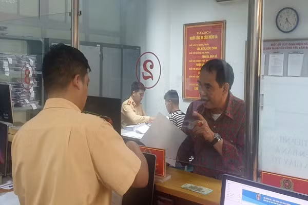 Ha Noi: Tai xe ngo ngang khi bi phat nguoi ca chuc trieu