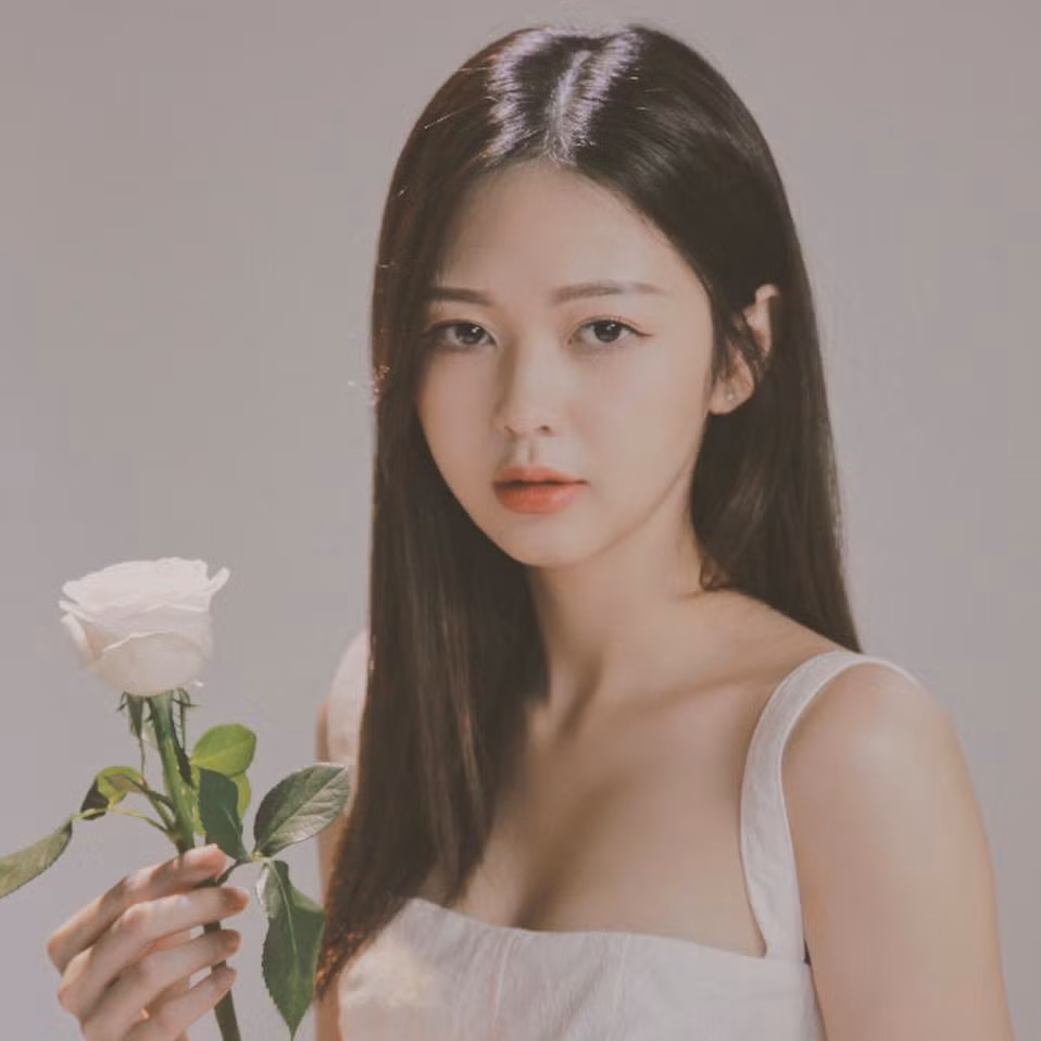  Phan Kim Cương sinh năm 1993 tại Hưng Yên. Trước khi trở thành một ca sĩ, Liz từng được biết đến là hot girl xứ Nhãn của đất Hưng Yên.
