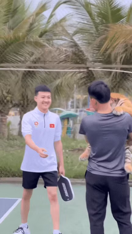 Sau khi những clip về bé Ngao viral trên MXH, lượng khách đến KDLST Hòn Nhạn tăng đột biến. Nhiều người không ngại vượt hàng trăm cây số chỉ để "sờ Ngao một cái" và chụp ảnh cùng "em bé" thân thiện này.