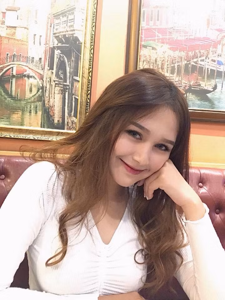 Còn về phía Xemesis, không ít lần chàng streamer đã "mời" vợ là nhân vật chính xuất hiện trong các clip của mình.
