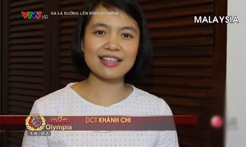Được biết, Khánh Chi từng có quãng thời gian du học tại Pháp. Khi kết thúc khóa học, cô có cơ hội biết đến Olympia và đăng ký tham gia cuộc thi tìm người dẫn của chương trình này. Cũng từ đây cô nàng quen biết với MC Kiều Anh và cả hai cùng trải qua 6-7 vòng tuyển chọn.