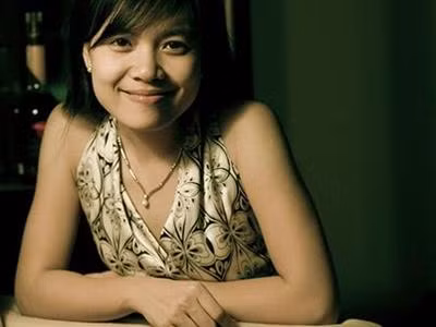 Cũng trong giai đoạn bắt đầu dẫn dắt Đường lên đỉnh Olympia MC Khánh Chi lập gia đình và theo chồng sang Malaysia định cư. Do đó, khó khăn trong suốt quãng thời gian làm MC Olympia là việc di chuyển giữa hai quốc gia.