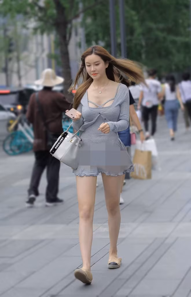 Khoảnh khắc váy bay dính vào cơ thể kém duyên gần như là chuyện phải xảy ra, muốn tránh cũng không tránh được.