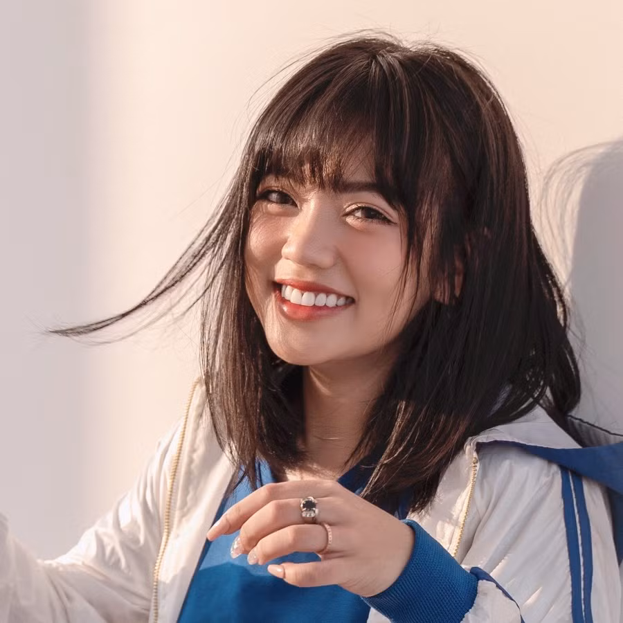 Làn da ngăm đã lùi bước, nhường chỗ cho vẻ ngoài trắng sáng. Bảo Hân Helia cũng đã gỡ bỏ cặp kính cận, khoe ra gương mặt xinh đẹp với mắt to, sống mũi cao và đôi môi gợi cảm.