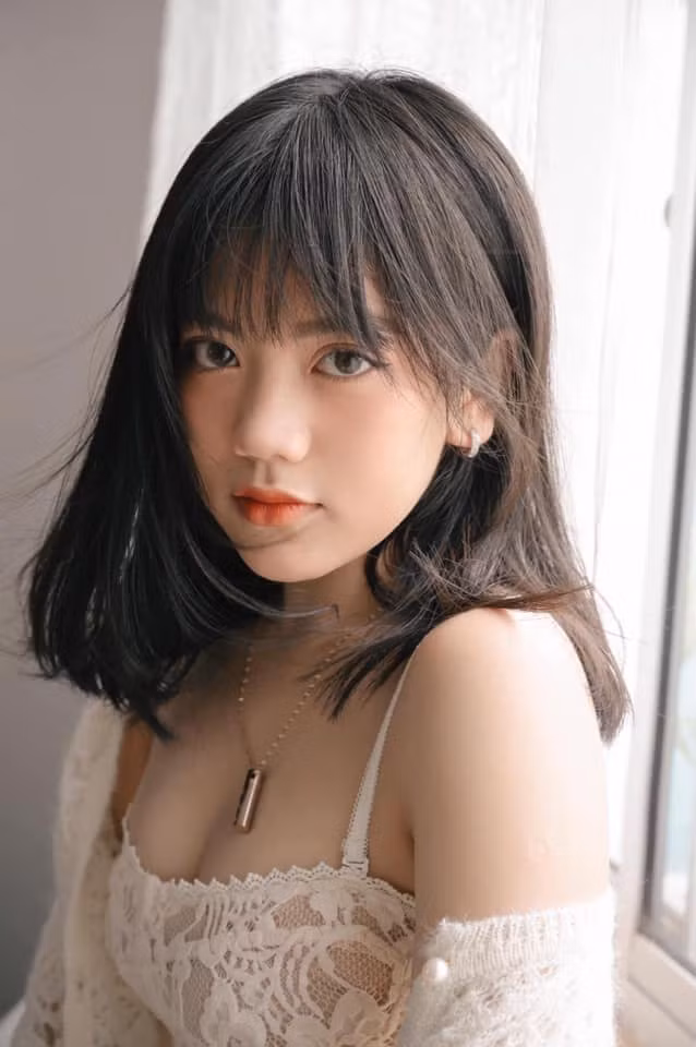Bảo Hân Helia là một gương mặt nổi nổi lên cách đây 3 năm nhờ những bản cover rap, hát cực chất và ngoại hình xinh đẹp, đáng yêu, là mẫu ảnh quen thuộc của các shop thời trang tại Sài Gòn.