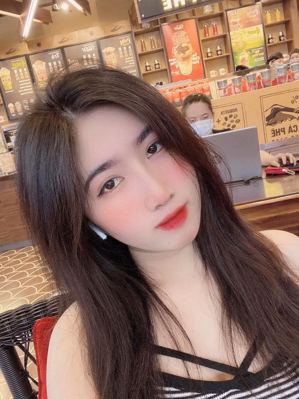 Song song với việc chăm sóc da dẻ, Ngọc Duyên cũng thay đổi kiểu tóc, cải thiện gu ăn mặc. Cô xem rất nhiều tạp chí và các kênh thời trang để biết cách phối đồ hợp với vóc dáng của mình.