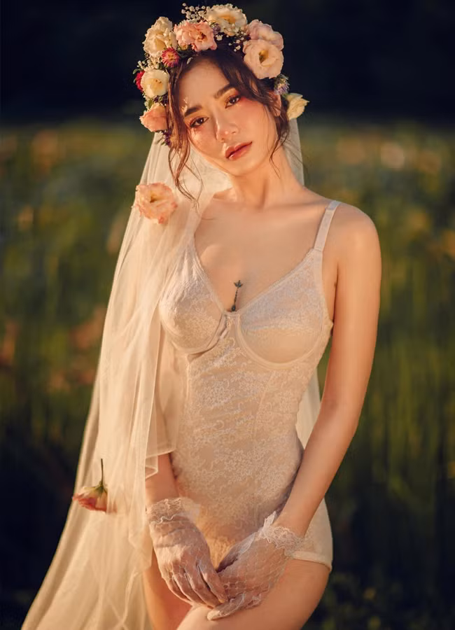 Nhờ lợi thế gương mặt xinh đẹp, cùng vóc dáng bốc lửa, Ngọc Bích thường xuyên chưng diện những thiết kế táo bạo, khoe tối đa hình thể gợi cảm.
