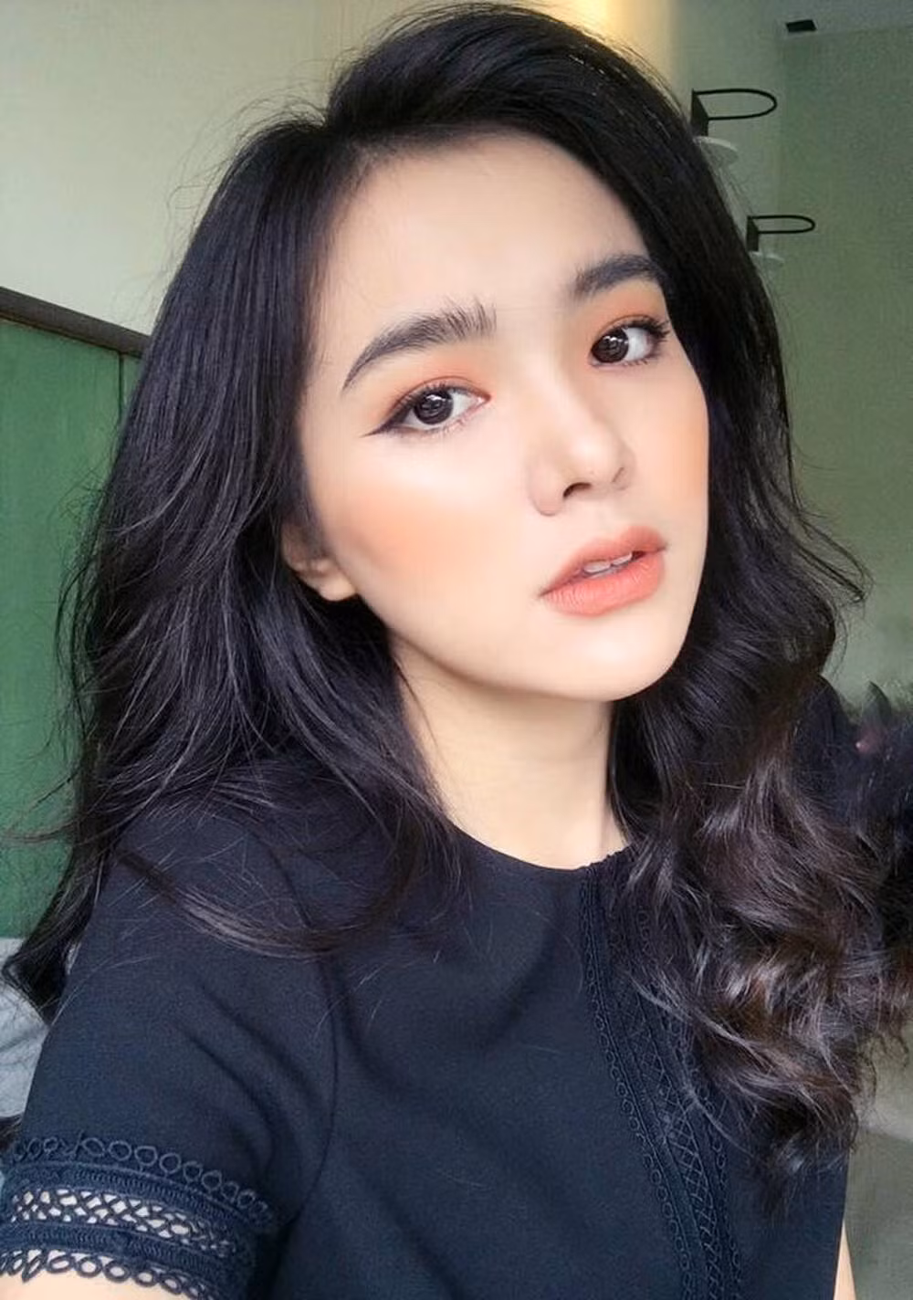 Cũng là khoe vóc dáng nuột nhưng Thiên Trang của hiện tại có phần táo bạo hơn.