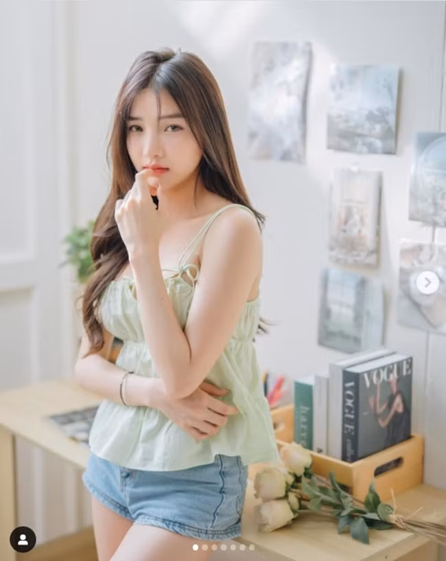 Anun Sasinun hiện sở hữu tài khoản Instagram gần 300 ngàn người theo dõi. Nổi tiếng sớm nhờ nghề mẫu ảnh nhưng người đẹp vẫn học hành chăm chỉ và duy trì lối sống giản dị như bao cô gái khác. Những khi có thời gian, “hot girl đồng phục” sẽ đi du lịch và tận hưởng những món ăn thật ngon. Cô được yêu mến không chỉ bởi xinh đẹp mà còn vì hình tượng trong sáng, gần gũi.