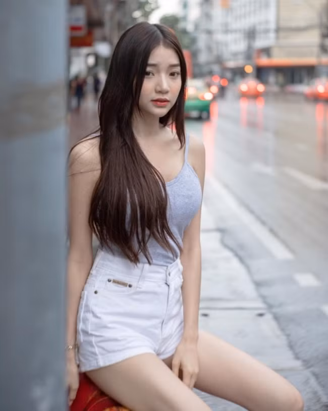 Bí quyết giữ dáng của hot girl gen Z nằm ở bộ môn pilates. Anun Sasinun thường tới phòng pilates mỗi tuần 3-4 buổi với huấn luyện viên riêng.