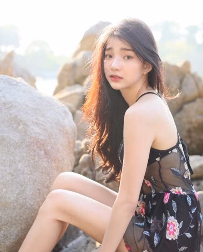 Đặc biệt, Anun Sasinun ghi điểm nhờ gương mặt thanh tú, làn da trắng sứ và vòng 1 căng tràn.