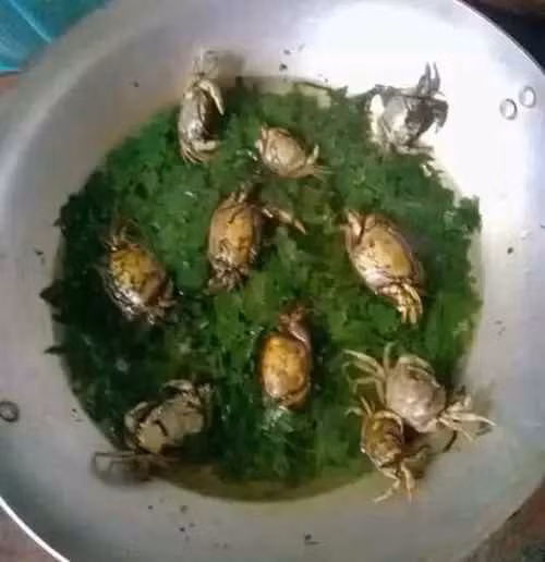 Canh cua rau đay là món ngon nhưng nhìn nồi canh này, liệu ai dám ăn.
