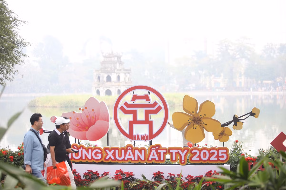 Khu vực quanh hồ Gươm được trang trí rực rỡ giúp người dân có nhiều góc check-in sống ảo.