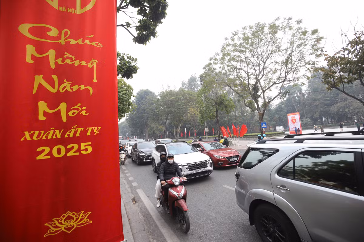 Đường sá dễ đi lại càng làm tăng thêm hưng phấn trong những chuyến du xuân đầu năm mới.