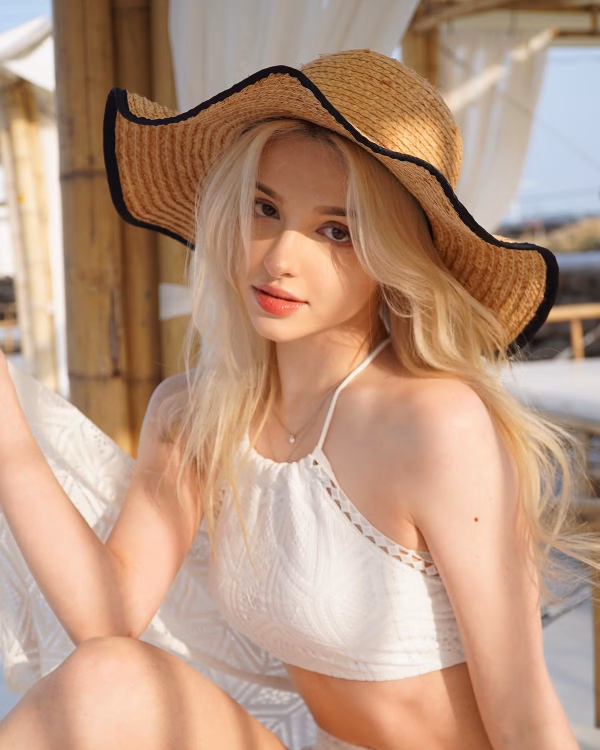 Karimova Elina nhấn mạnh dưỡng ẩm là điều không thể thiếu, để có một làn da luôn mọng nước, giữ lớp make up đẹp hàng giờ đồng hồ. Ngoài việc dùng lotion, kem dưỡng đều đặn, cô còn giữ thói quen uống nhiều nước mỗi ngày.