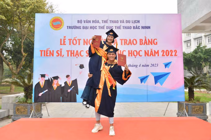 Anh em VĐV điền kinh Quách Công Lịch, Quách Thị Lan đã tốt nghiệp thạc sĩ.