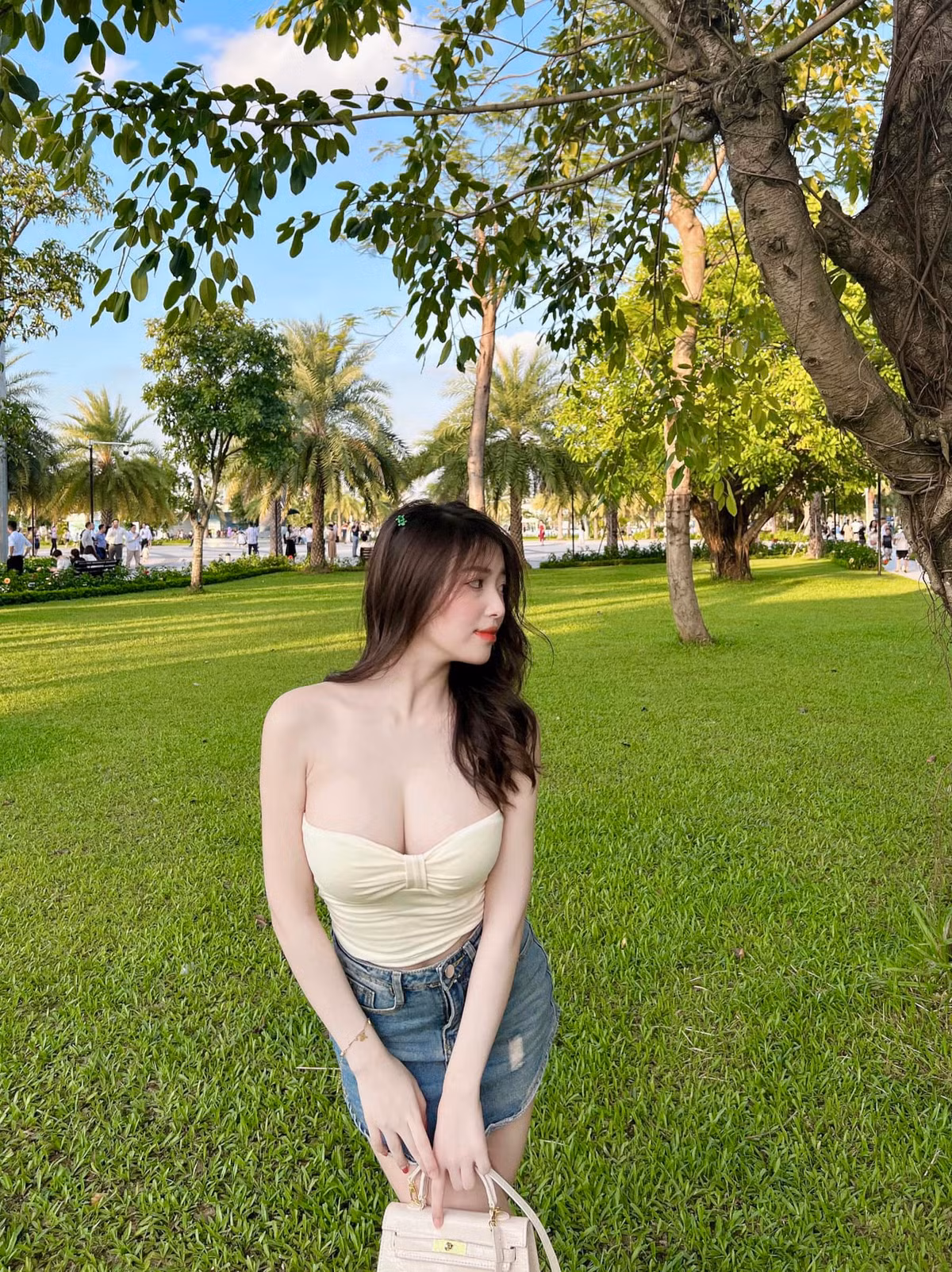 Hot girl GEN Z thường xuyên khiến cư dân mạng mắt tròn mắt dẹt với những khoảnh khắc khoét sâu mạnh.