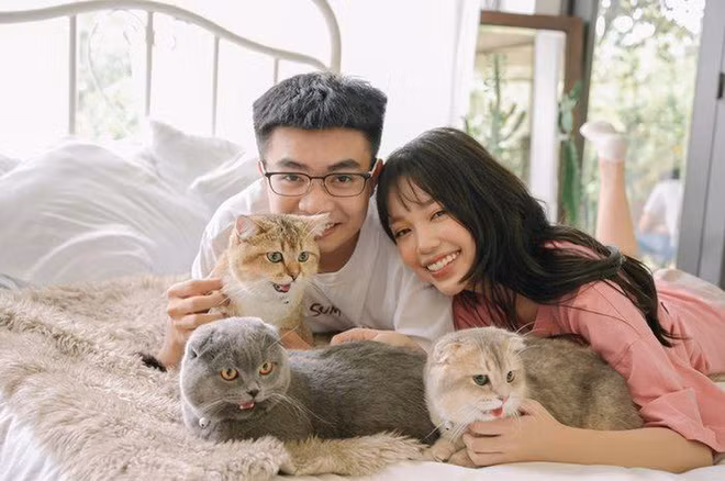 Theo đó, trong story Instagram, Linh Ngọc Đàm có viết: "Nghe tin con trai cưng đi mất nằm khóc đúng 2 ngày 2 đêm các bạn ạ. Con về cái lao sang nhà bế ôm thơm hôn. Yêu nhau mà lỡ nuôi tụi này thì chia tay khó trở mặt với nhau lắm các bạn ạ. Trở mặt xong nó không cho mình gặp con thì khổ".
