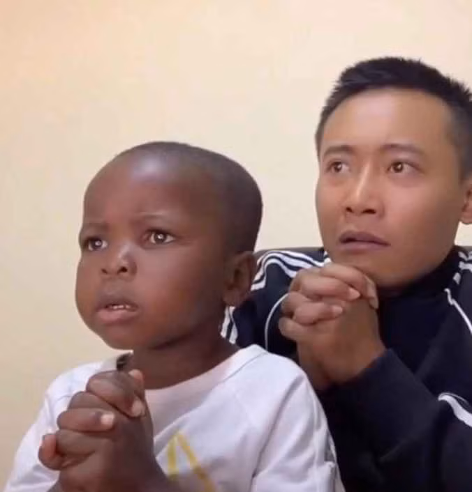 Nghiêm túc bàn bạc kế hoạch được một lúc, Quang Linh lại trở về với con người hài hước, "nhây" không thể che giấu. Khi Lôi Con đang tha thẩn chơi với gà, nam Youtuber trêu: "Lôi vào bắt 1 con gà đi, ôm được gà thì chú cho mang về", làm cậu nhóc hí hửng chạy vào lùa gà.