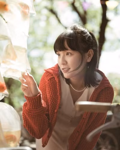 Nói đi cũng phải nói lại, những item này của Hải Tú đều khá phổ biến, ai cũng có thể sử dụng được, không riêng Sơn Tùng. Có điều diện mạo hay thần thái của "nàng thơ" ngày càng giống Chủ tịch là điều khó chối cãi.