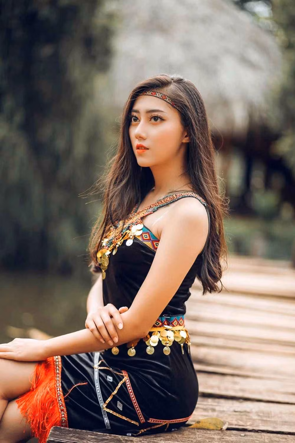 ừ năm lớp 11, nhờ vẻ đẹp trời cho nên H Ru Lem Niê rất đắt show làm mẫu ảnh, sau đó cô nàng còn được mời làm mẫu cô dâu, mẫu makeup cho các học viên học trang điểm và mẫu chụp ngoại cảnh.
