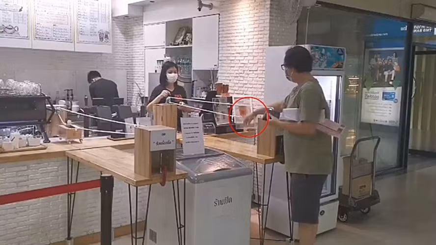 Trên trang mạng xã hội của Thông tấn xã Thái Lan đã đăng tải hình ảnh nhân viên của 1 cửa hàng nghiêm chỉnh chấp hành các biện pháp phòng chống dịch cực kỳ dễ thương. Vốn biết rằng nguy cơ lây nhiễm của Covid-19 rất cao nên ngoài việc yêu cầu nhân viên mang khẩu trang y tế đầy đủ, cửa hàng này còn tự chế một chiếc xe ròng rọc nhỏ nhằm mục đích giao hàng và lấy tiền từ khách.