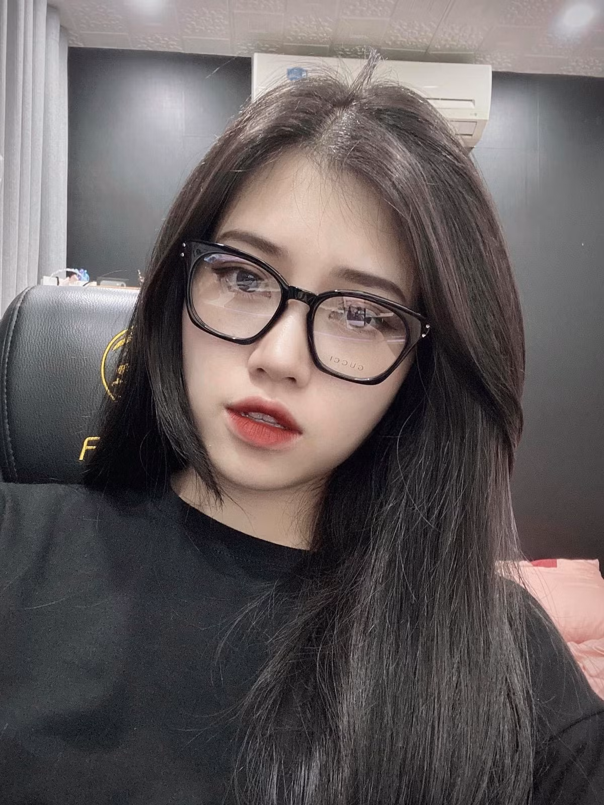 "Mình bị gia đình và bố mẹ mắng rất nhiều. Những lúc như vậy mình lại càng muốn tìm một chỗ riêng tư để yên tĩnh. Một phần, cũng vì gia đình có chuyện nên mình không muốn ở nhà nên tìm đến game... Tuy nhiên, từ khi bắt đầu có đồng ra đồng vào, gia đình cảm thấy mình đã coi đây là một nghề, thấy mình được nhiều người quan tâm theo hướng tích cực nên dần dần từ ác cảm chuyển sang tò mò". Thủy Tiên chia sẻ.