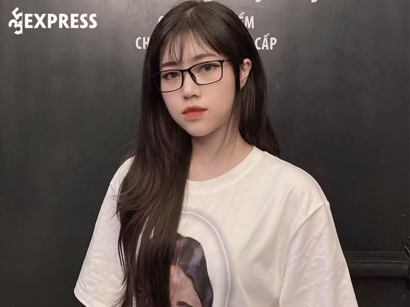 Thủy Tiên sinh ra và lớn lên tại Hà Nội cho biết cô bắt đầu biết đến game từ khá sớm, khi chỉ mới là học sinh tiểu học.