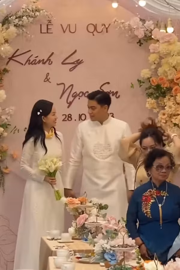 Trong ngày lễ Vu quy, Ly Kute cũng chỉ diện chiếc áo dài trắng đơn giản và tóc của cô nàng cũng không vấn cầu kì.