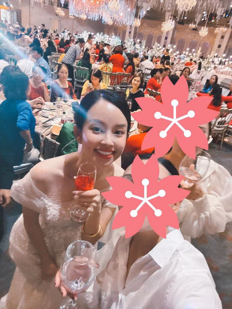 Có thể thấy trong dịp trọng đại đời mình, Ly Kute chọn những mẫu váy cưới theo phong cách tối giản, mang nét tinh xảo, nhẹ nhàng. chú ý nhấn vào kỹ thuật cắt may cùng chất liệu tốt, đắt giá.