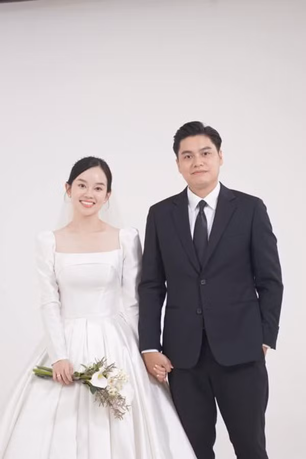 Trước đó, trong những bức ảnh cưới được leak ra, Ly Kute cũng mặc chiếc váy trơn không có những viên đá hay họa tiết cầu kì.