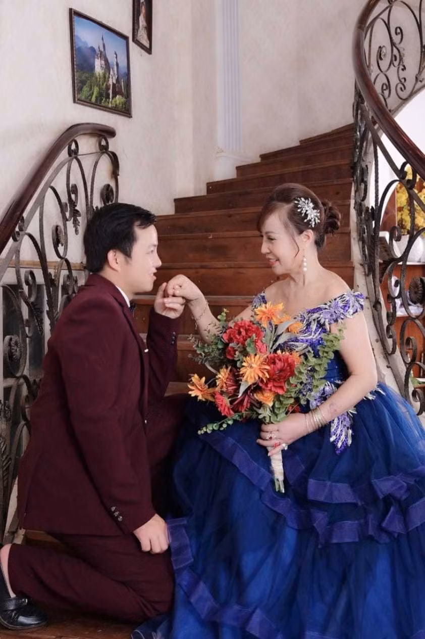 Đặc biệt chú rể trẻ Hoa Cương còn rất quan tâm đến vợ hơn 36 tuổi của mình, anh không ngần ngại gọi cô bằng biệt danh thân mật.
