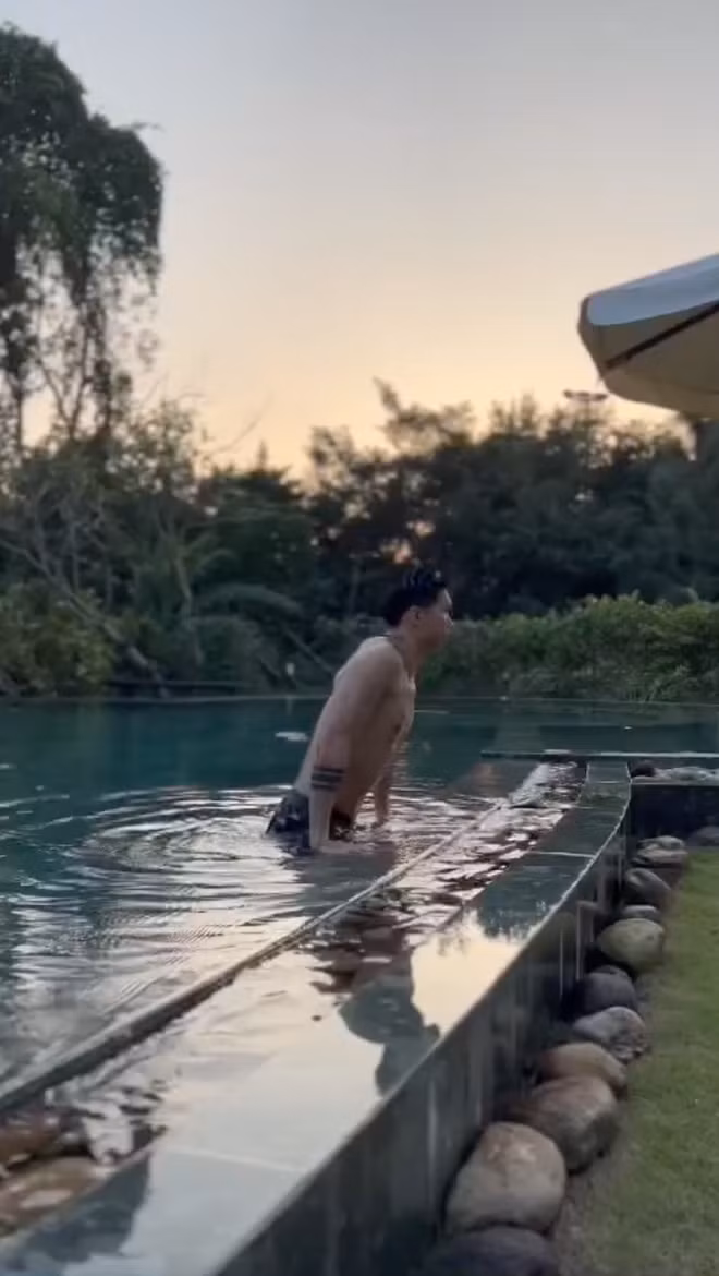 Cụ thể, Văn Hậu bắt trend "nhìn sang trái" đang siêu hot trên các nền tảng MXH, nhất là TikTok. Tuy nhiên địa điểm quay không phải ngoài đường như bản gốc Bước Qua Nhau của Thái Vũ mà lại là bể bơi.